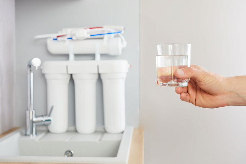 Entretien d’osmoseur à Bram : appareil sous évier et verre d’eau